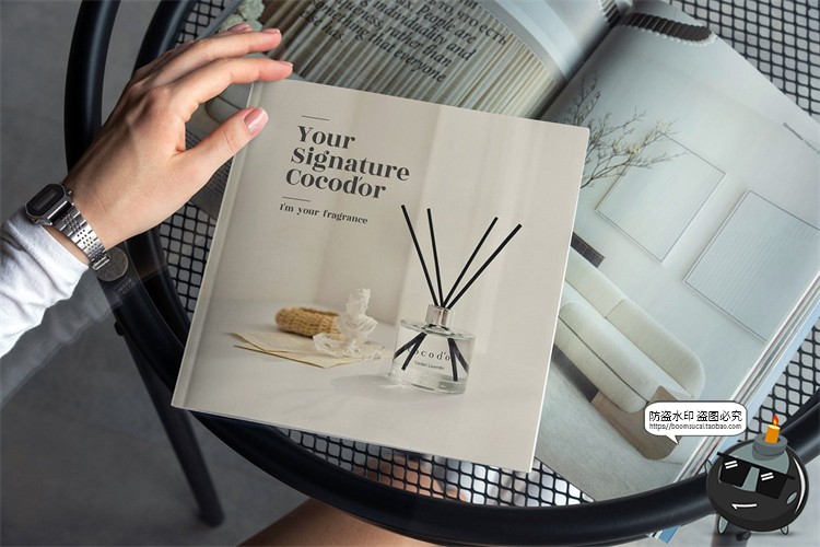 图片[5]-正方形杂志画册手册书籍手持翻页效果场景贴图样机PSD模板PS素材-设计猿