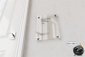 办公室墙面玻璃标牌透明导视牌模型展示设计贴图样机PSD模板素材-设计猿